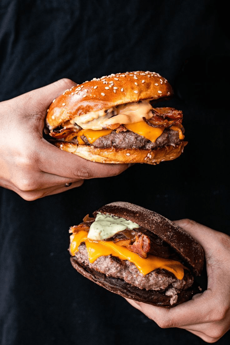 Hamburguesas servidas en mano listas para disfrutar
