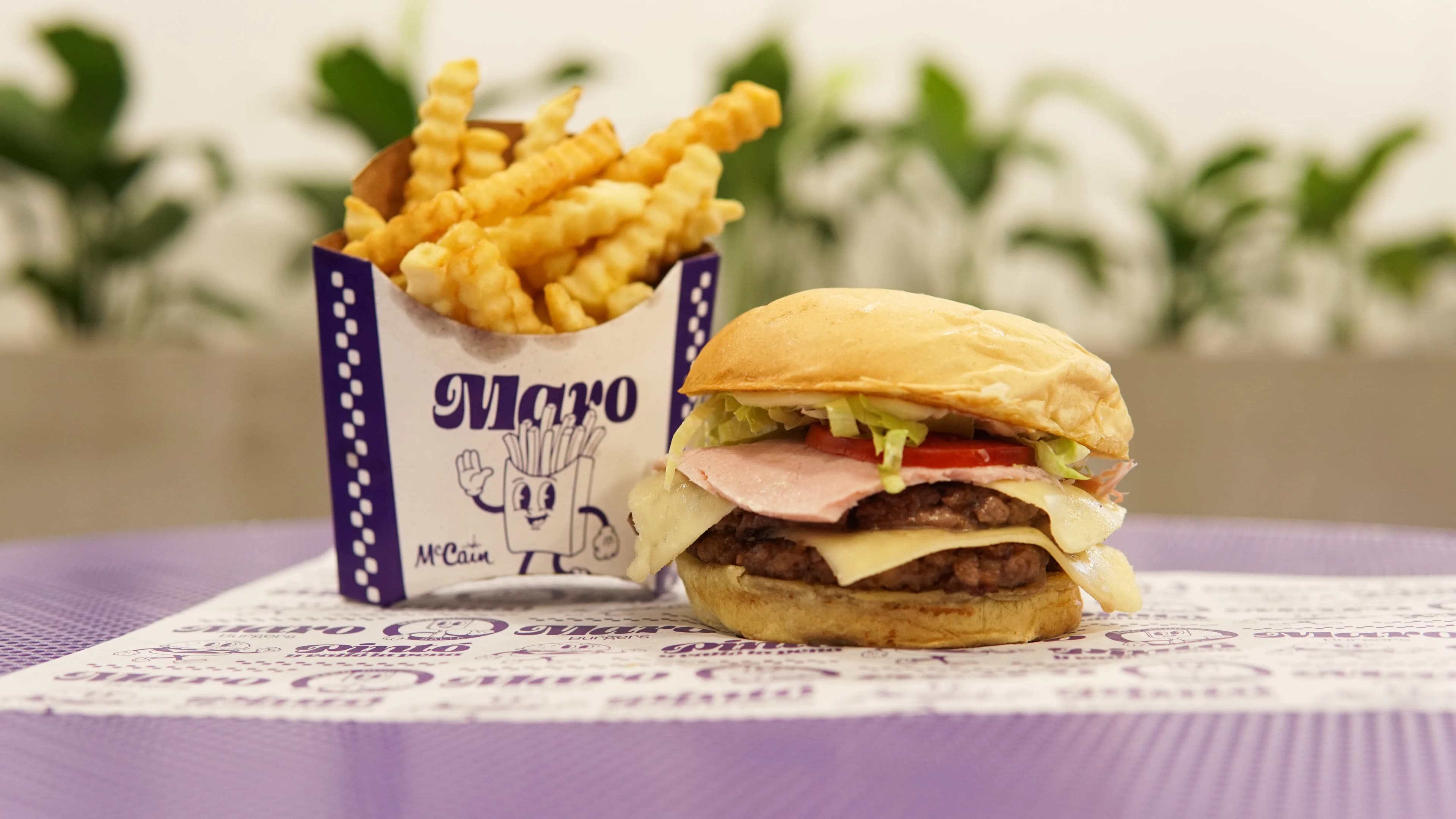 Hamburguesa Clásica Burger con papas fritas